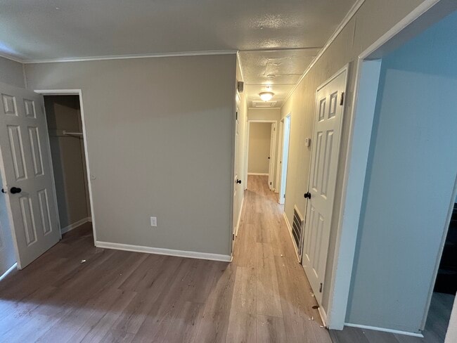 Building Photo - 5909 Leone Dr W