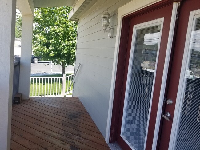 Building Photo - 3 Bed 2 Bath one story home