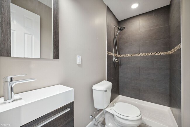 Foto del edificio - 5 br, 5 bath Triplex - 1715 CECIL B MOORE ...
