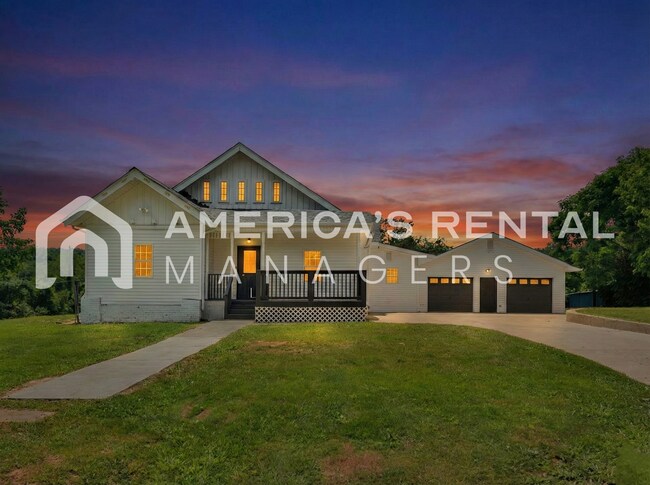 Foto del edificio - Room to Roam: Expansive Home with Screened Porch - Coming Soon!!