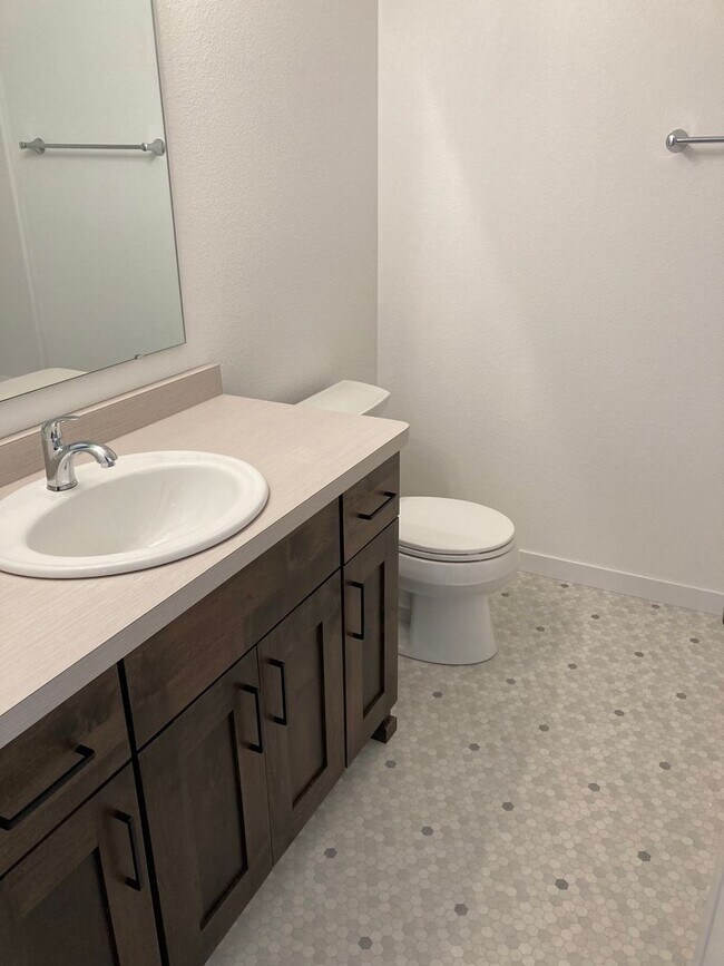 Foto del edificio - New 4 Bedroom/3 Bathroom Twin Home