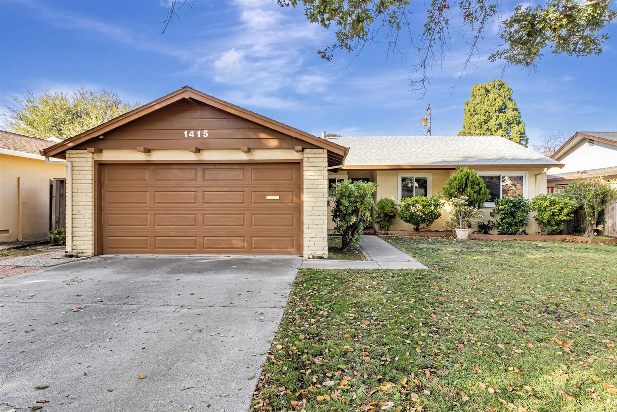 Primary Photo - Charming Home in Great Neighborhood