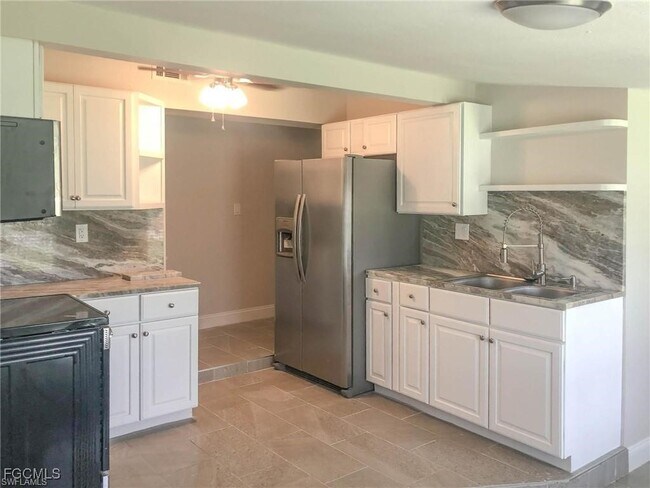 Foto del edificio - 305 Bougainvillea Rd W