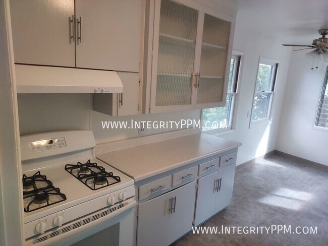 Foto del edificio - Great 3 bed 2 bath w/ garage Open House Sa...