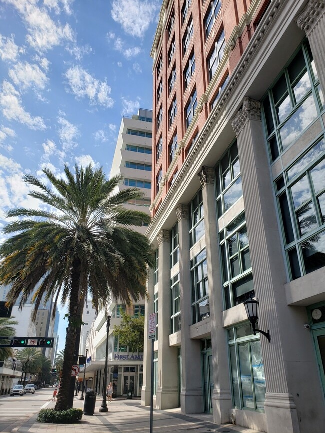 Foto del edificio - 101 E Flagler St