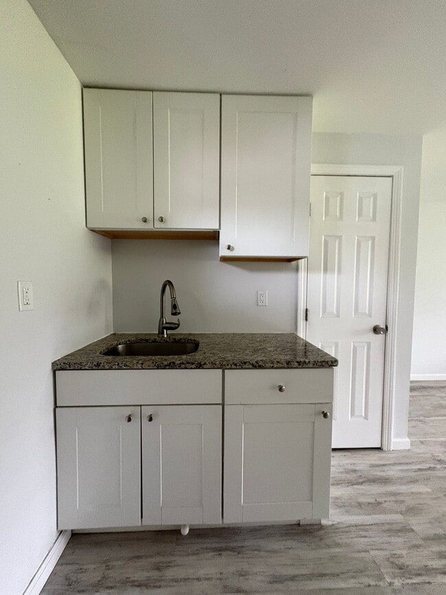 Building Photo - 129 Cosey Beach Ave