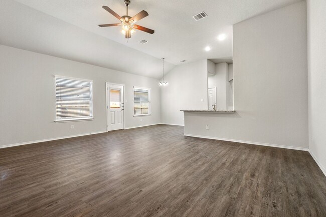 Building Photo - GORGEOUS 3 BEDROOM DUPLEX LOCATED IN CONVE...