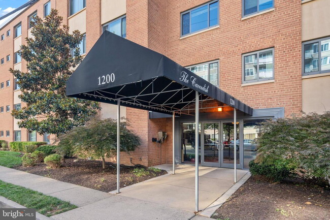 Foto del edificio - Welcome to this lovely and spacious fully remodeled 1 bedroom, 1 bath condo at The Cavendish
