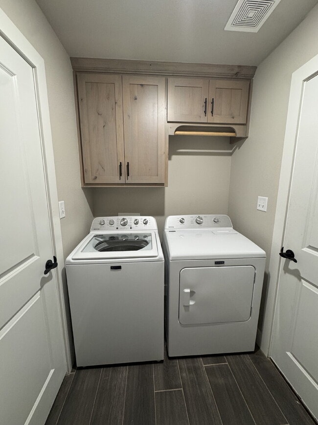 Building Photo - Charming 4-Bedroom Haven with 2 Full Baths...