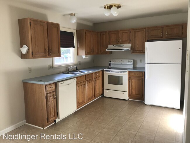 Building Photo - 2 br, 2.5 bath House - 1880 Douglas Drive