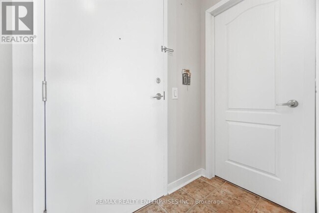 Photo du bâtiment - 8 Dayspring Cir