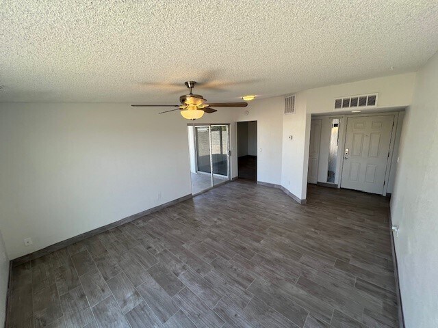 Foto del edificio - Welcome to this recently remodeled oasis i...