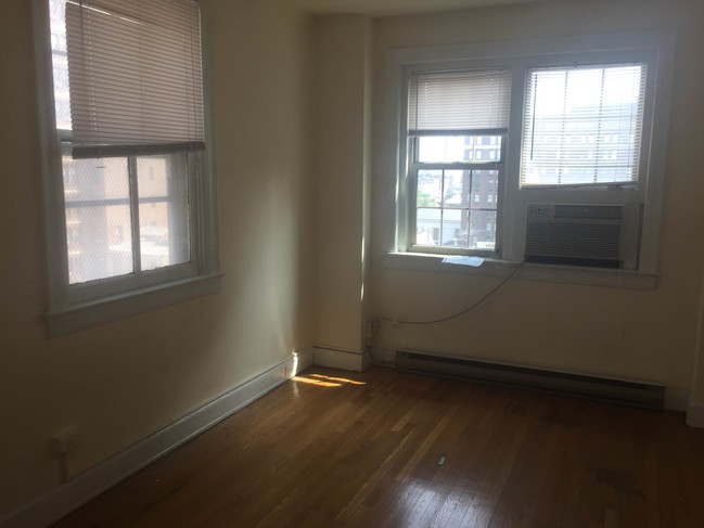 Building Photo - 247 S Juniper St