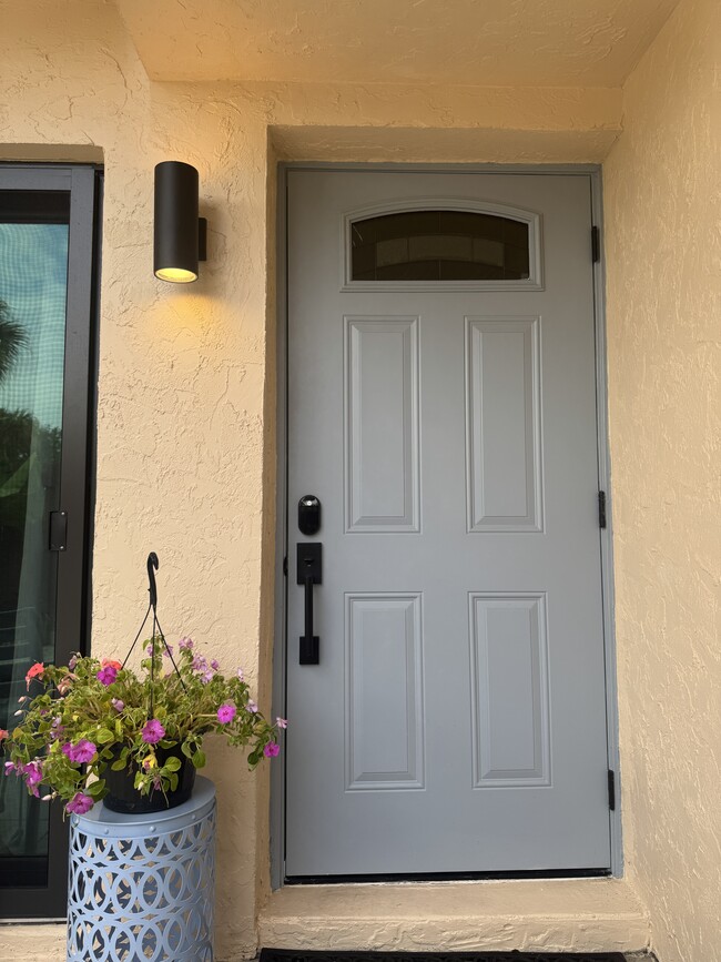 Building Photo - 825 Center St