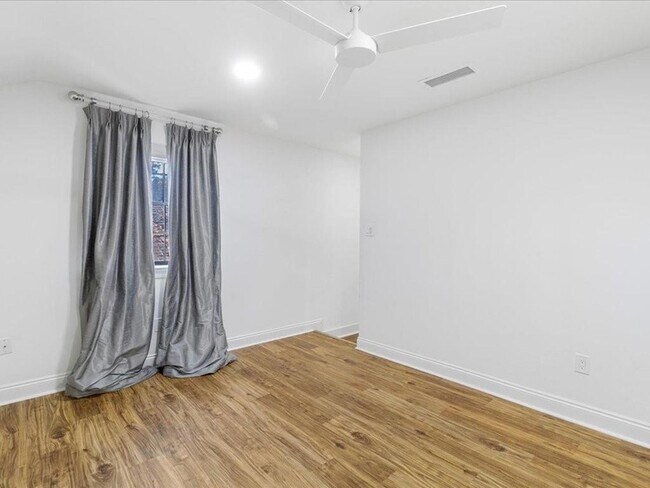 Foto del edificio - 641 Village Ln S