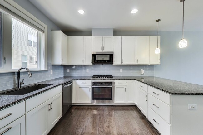 Building Photo - Stunning 3BD/3.5BA luxury 4-level townhouse in Great Location!