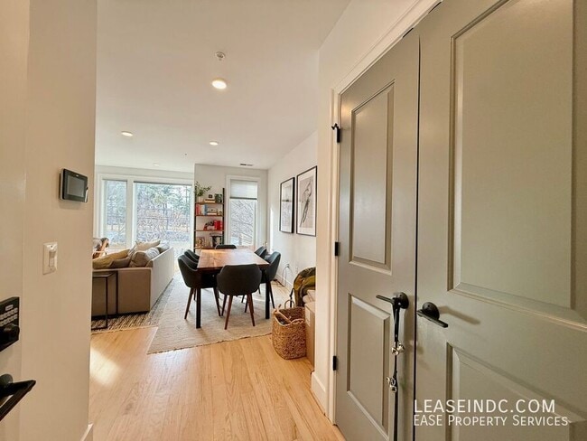 Foto del edificio - 4335 Harrison St NW