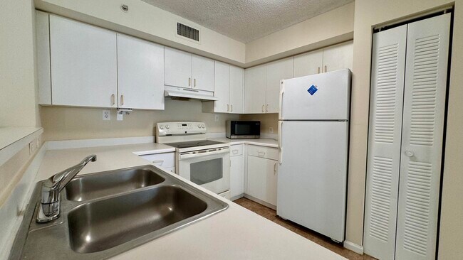 Building Photo - 7808 Sonoma Springs Cir