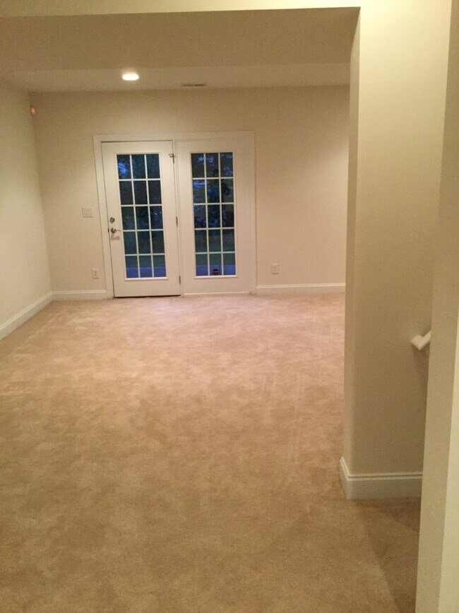 Sótano privado, entrada - 12316 Headquarters Farm Rd