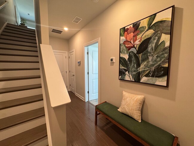 Foto del edificio - Modern 3-Level Townhome for Rent | Prime SW Charlotte Location