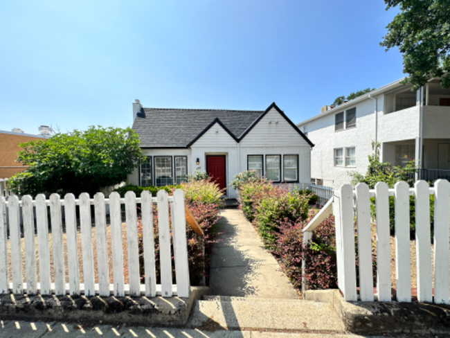 Building Photo - 2327 Eureka Way