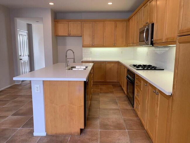 Foto del edificio - 4 BEDROOM WITH LARGE BACKYARD