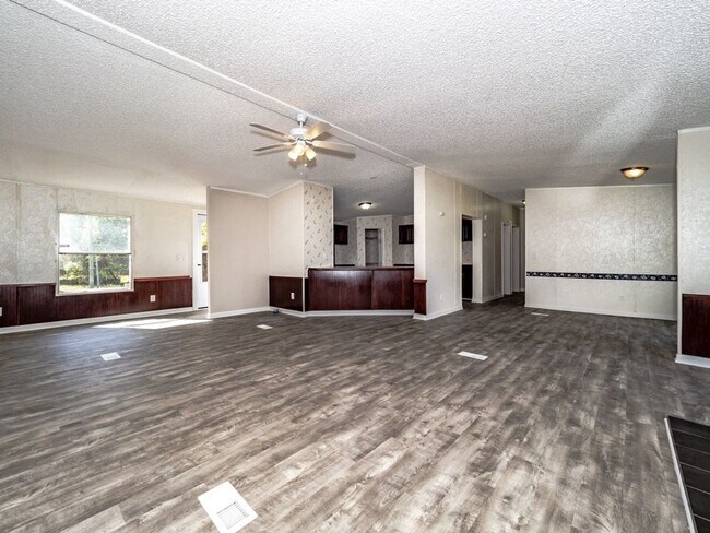 Foto del edificio - Welcome to this Newly Remodeled  Home in a Stellar Location