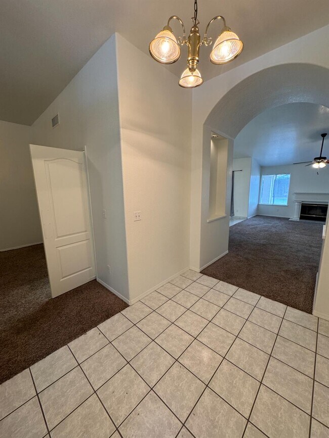 Foto del edificio - 1848 E Everglade Ave