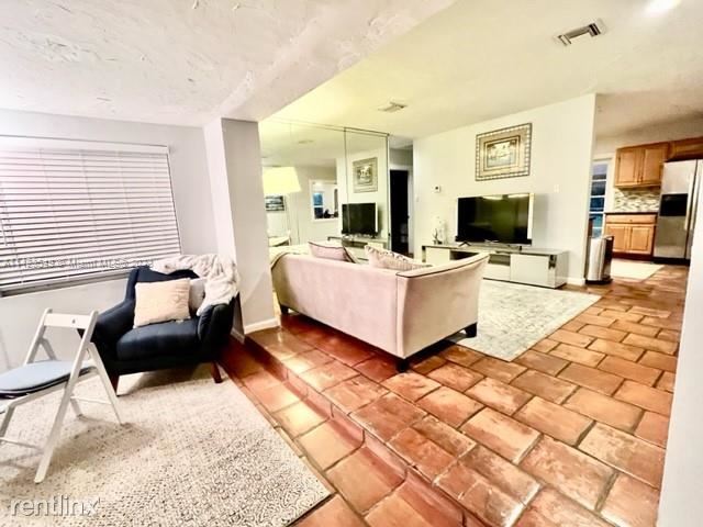 Foto del edificio - 3 br, 1 bath House - 1335 NE 13th Ave