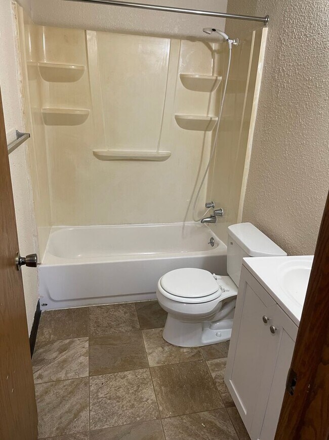 Building Photo - Forestview 2 Bedroom Lower Apartment