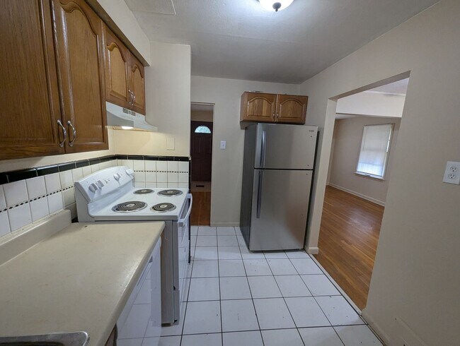 Building Photo - Sweet on Ashford: Sunny Spaces & Classic Charm!