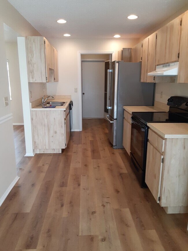 Building Photo - Beautiful 2 Bedroom 2 Bath Attached Villa