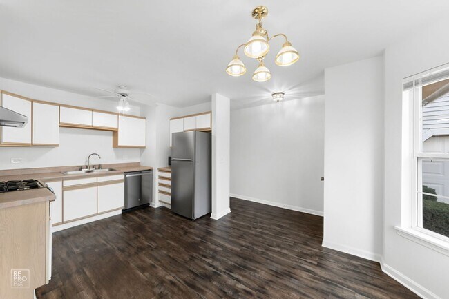 Building Photo - TOTALLY UPDATED  Gorgeous 2 Bed 1 Bath 2 C...