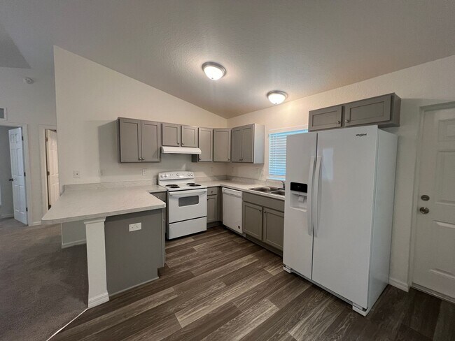 Foto del edificio - Available October 1st!!! Lovely 3 Bedroom,...