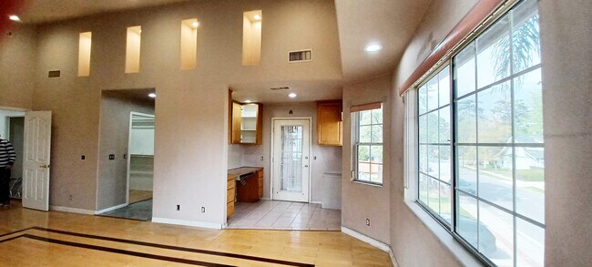 Building Photo - 1527 Bellford Ave