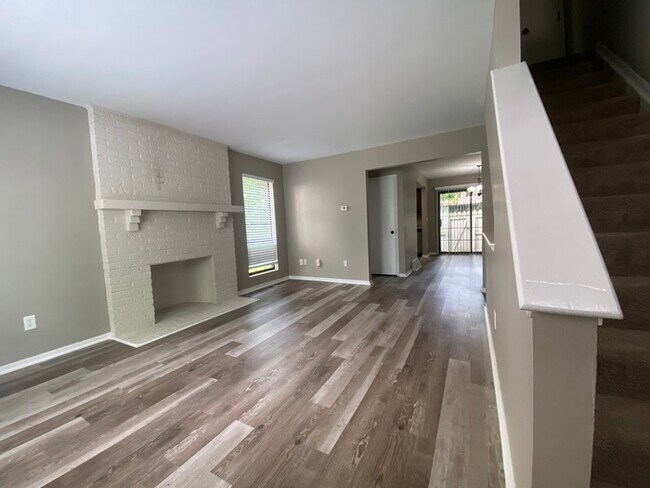 Foto del edificio - 5217 Brandy Oaks Ln