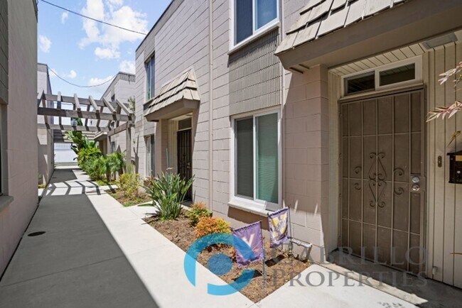 Building Photo - Gorgeous 2bd/1.5ba townhome in Coronado wi...