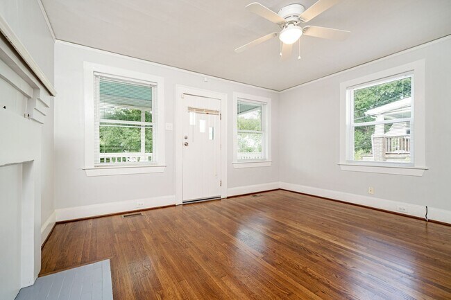 Building Photo - Recently Updated 3 Bedroom 1.5 Bath Home W...