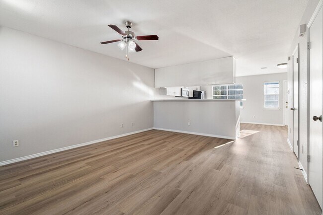 Foto del edificio - River Crossing Townhomes - Near New Apitheter / Downtown  2 Bed 2 1/2 Bath - W/D - Pool - $1395 **