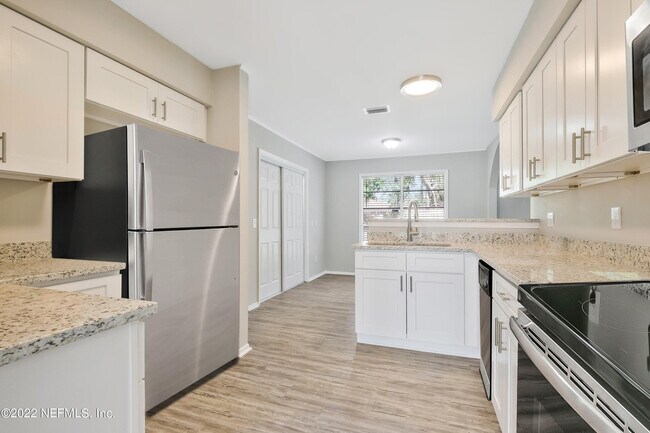 Foto del edificio - 4063 Greenwillow Ln E