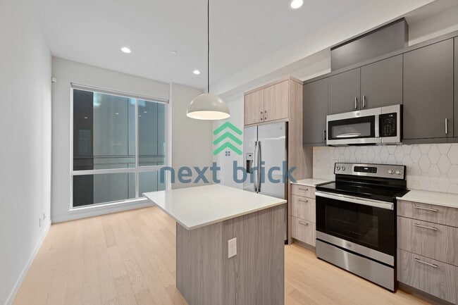 Building Photo - "Charming 3-Bedroom Townhouse Retreat in the Heart of Seattle - 3104C SW Avalon Way!"