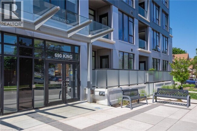 Photo du bâtiment - 690 King St W