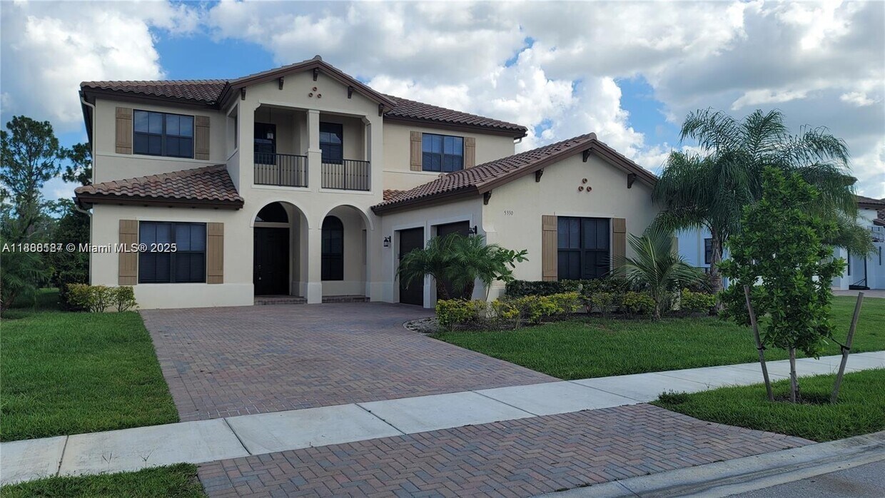 Foto principal - 5330 Chesterfield Dr