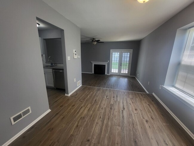 Building Photo - Wellington Woods II - 3BR/2.5BA End-Unit T...