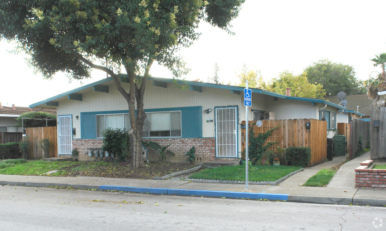 Building Photo - 3274 Brookdale Dr