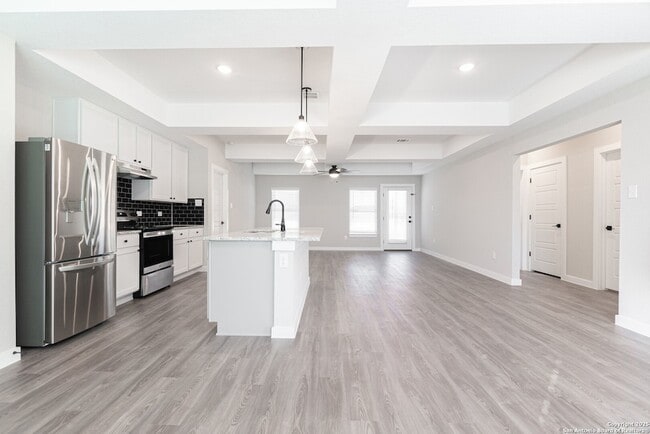 Building Photo - 5815 Tree View St