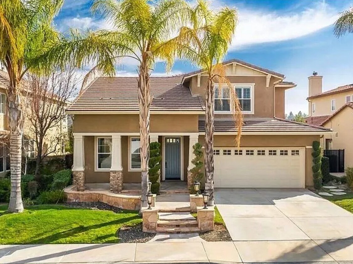 Foto principal - COMING SOON! Spacious 4-Bedroom Pool Home ...