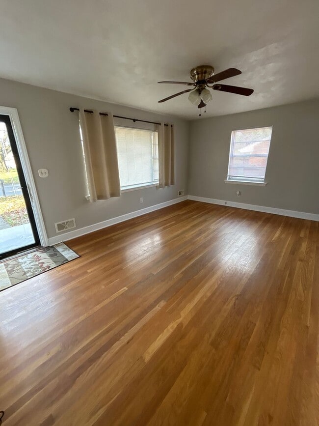 Building Photo - 3BR house in Salem.