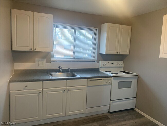 Building Photo - 24625 Clareshire Dr