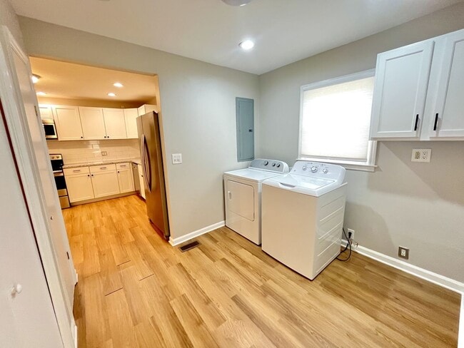 Building Photo - 907 Idlewild Dr
